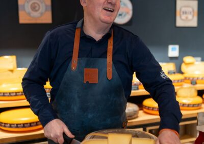 Vers gesneden kaas bij Gérard Kaas en Lekkernij Bavel